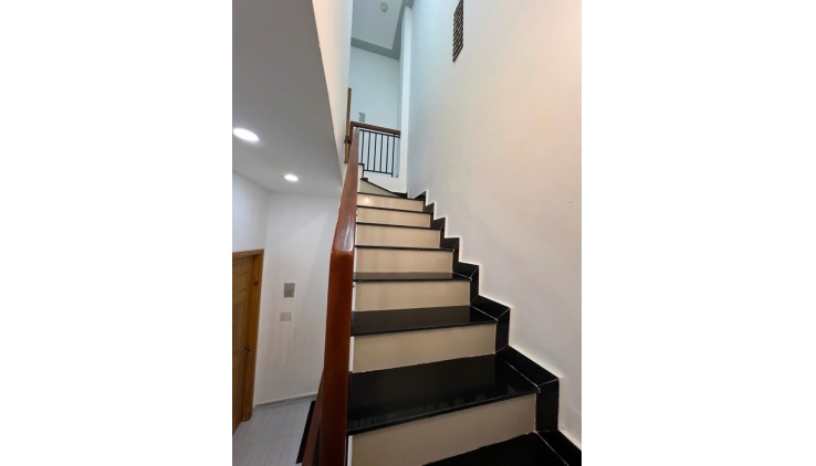 BÁN GẤP NHÀ ĐẸP, [P3Q8] ÂU DƯƠNG LÂN, CHỈ 6.25 TỶ, 3 TẦNG DT 43.2M2 (4.3 X 10M)