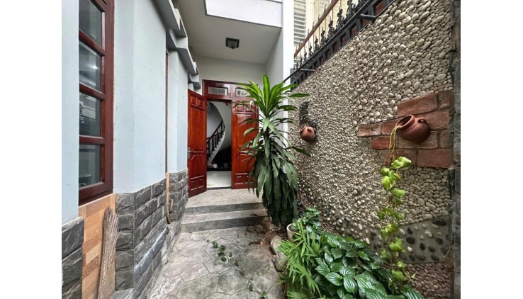 Bán nhà mặt tiền Tạ Quang Bửu, tặng nội thất, 6x18 chỉ 20 tỷ