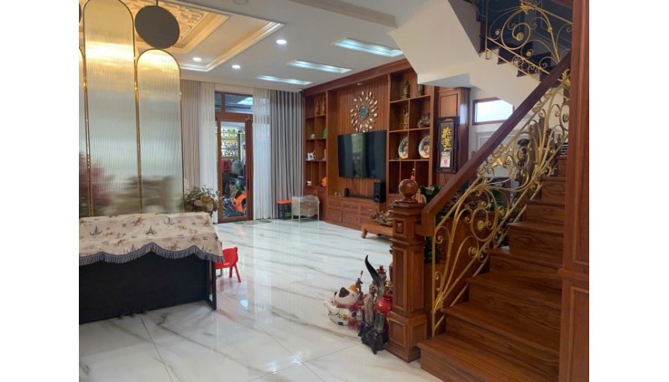 Bán nhà mặt phố Thủ Đức 119m², 16.3 tỷ, 3 tầng, 5PN, sổ đỏ