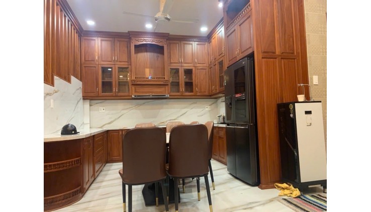 Bán nhà mặt phố Thủ Đức 119m², 16.3 tỷ, 3 tầng, 5PN, sổ đỏ