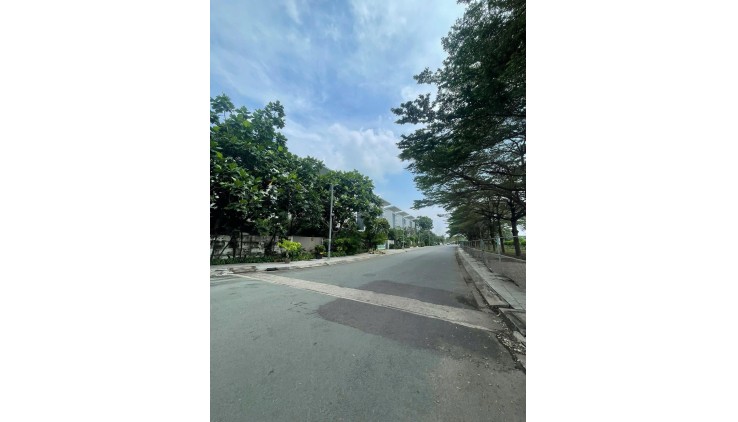 Bán nhà mặt phố Q.9, 70m², 3 tầng, 4PN, 5.6 tỷ, sổ đỏ