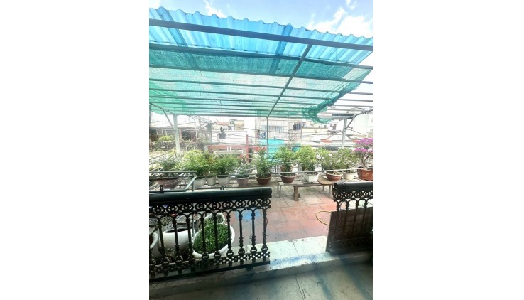 BÁN NHÀ HẺM XE HƠI. XE HƠI NGỦ TRONG NHÀ, DT LỚN GẦN 200M,
