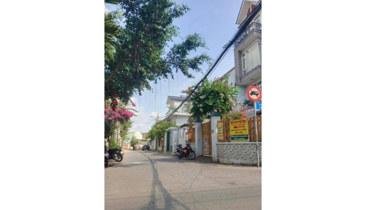BÁN NHÀ HẺM XE HƠI. XE HƠI NGỦ TRONG NHÀ, DT LỚN GẦN 200M,