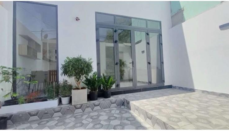 Nhà mới cấp 4 - 72m2 sát mt QL1A Q12 , đường 8m ,gần Phần Mềm Quang Trung - 4 tỷ nhỉnh 0932030061