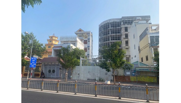 Cho thuê nhà MT 220 Phan Xích Long, Phường 7, Quận Phú Nhuận