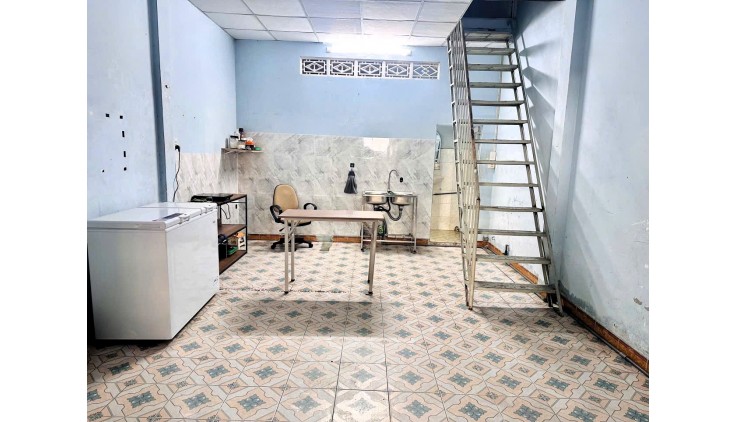 Cho thuê Nhà Đất sân rộng, 2 gác, 4PN, hẻm xe hơi