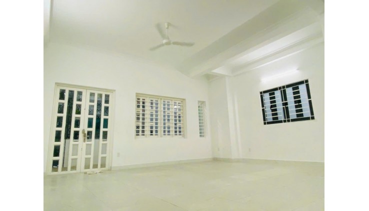 Cho thuê nhà 3 tầng, 7x19m (131m2), HXH 7m gần Metro phường Hiệp Thành, Quận 12