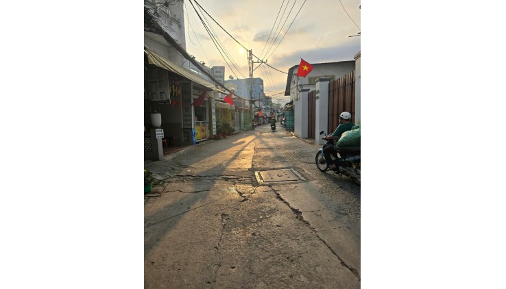 Bán nhà hẻm đẹp, mới Hồ Ngọc Lãm Bình Tân 94m chỉ 4tỷ7.