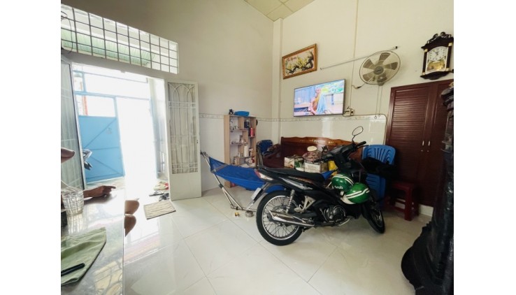 Bán nhà DT Đất 60m2, Hẻm xe hơi 5m Đường Hoàng Xuân Hoành, Q. Tân Phú