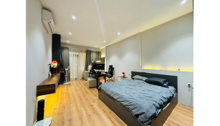 **Bán nhà trục Cách Mạng Tháng 8**  phường 7, Tân Bình; 5*12 - 10 tỷ