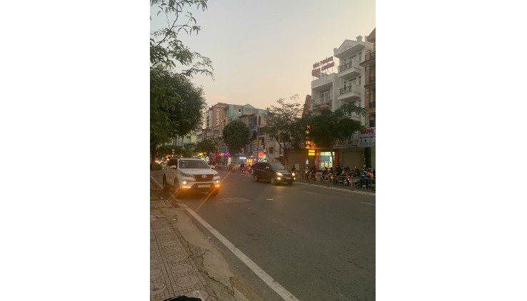 Cho thuê nhà MT 270 Lê Văn Sỹ, Phường 14, Quận 3 DT 4x25m, trệt 3 lầu ST