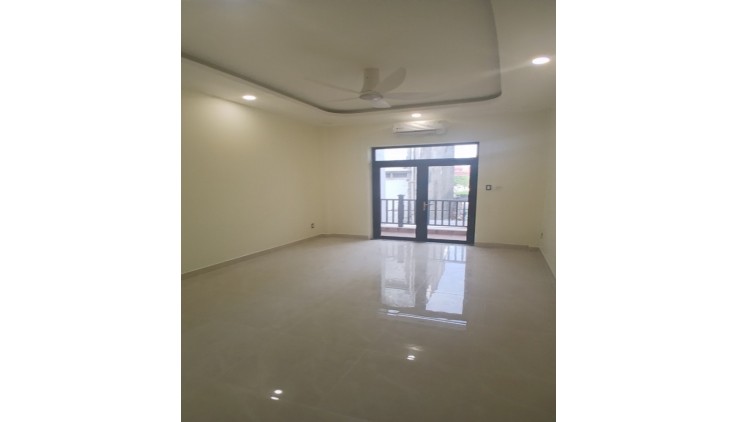 Bán nhà đường Võ Văn Kiệt, Cầu Ông Lãnh, Q1, 92m2, 4 tầng, thang máy, mới cong