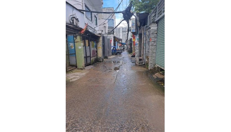 RẺ NHẤT QUẬN 7- BÁN ĐẤT TẶNG NHÀ CẤP 4 ĐANG KINH DOANH TẠP HÓA- XE HƠI 7 CHỖ NGỦ TRONG NHÀ