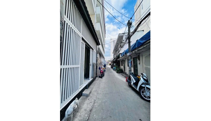 CÁCH MẶT TIỀN 1 CĂN NGUYỄN THỊ THẬP Q7 
ĐƯỜNG NGANG 5M 
DT NGANG 5 X12 - 4 TẤM CÓ 100 TRIỆU M