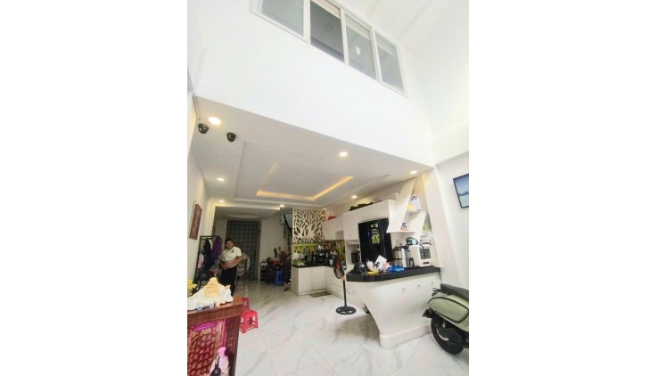 SÁT MẶT TIỀN TRUNG TÂM Q4 

TÔN ĐẢN GIAO KHÁNH HỘI 
NGANG 4.2 DÀI 12 M

ĐÚC 5 TẤM