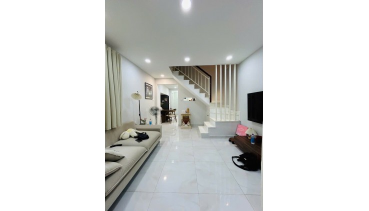Bán nhà đẹp Ngay mặt tiền xe hơi 