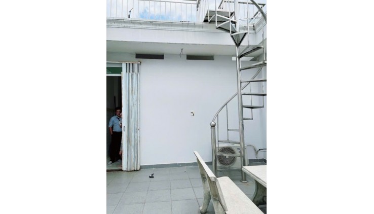 MẶT TIỀN KINH DOANH 
NGANG 5 DÀI 10 - 4 TẤM 
TRUNG TÂM Q4