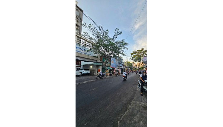 SÁT MẶT  TIỀN TRUNG TÂM Q4 
NGANG 4.2 X 10.3 
CÓ 3 TỶ