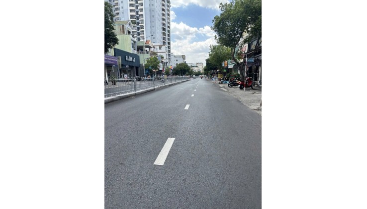 Bán nhà Mặt tiền Nguyễn Sơn - gần UBND Quận Tân Phú,  4x25m, 4 Tầng - 5PN, 20.9 tỷ