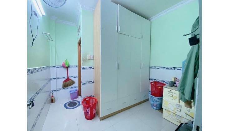 SÁT MẶT TIỀN HOÀNG DIỆU TRUNG TÂM Q4 

CẠNH Q1 NỐI Q2 

CÓ 4 TỸ