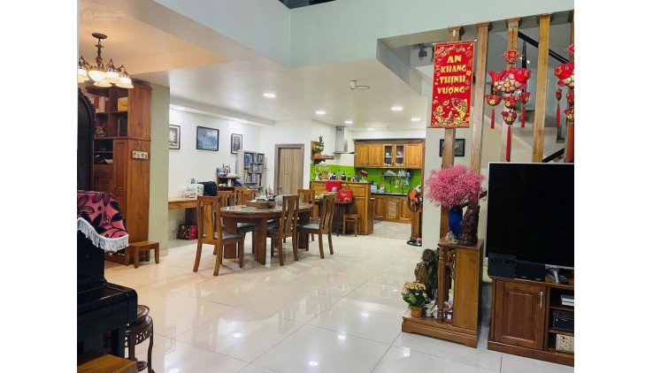 Penthouse đẹp 188m2 + sân vườn, 4PN + 4 toilet, DA Topaz Garden, cách Đầm Sen 500m, view Quận 1