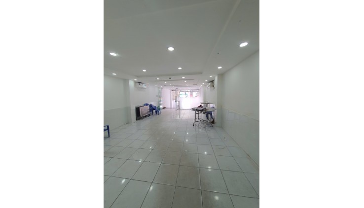 Cho thuê mặt bằng tầng trệt tòa nhà 300 nhân sự giá chỉ 13.5tr