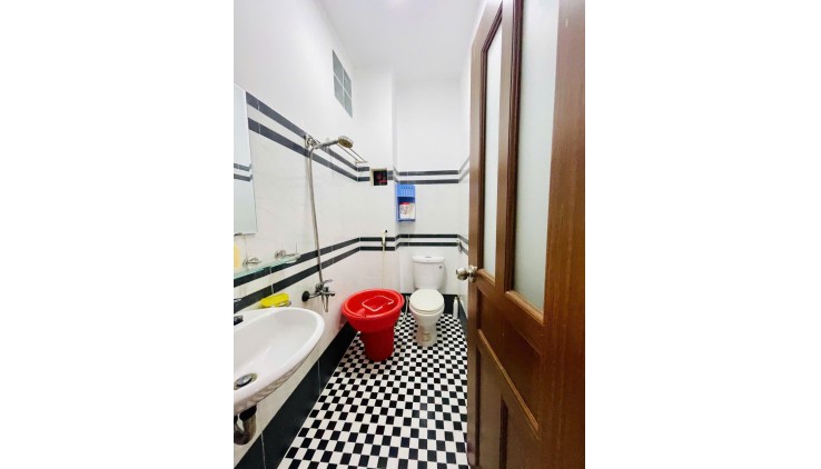 SIÊU PHẨM CHÍNH CHỦ - THÍCH QUẢNG ĐỨC - P5 PHÚ NHUẬN - 5 TẦNG BTCT - 6PN 7WC - LÀM CHDV DOANG THU 30TR/TH - HẺM 6M - BÁN 8.8 TỶ