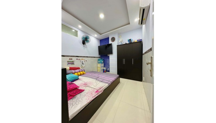 SÁT MẶT TIỀN THÔNG 1 TRỤC 
DIỆN TÍCH 73 M2  NHÀ MỚI BÊ TÔNG  Q4
NGANG 4.5 DÀI 16 M HƠN 50 TRIÊU M