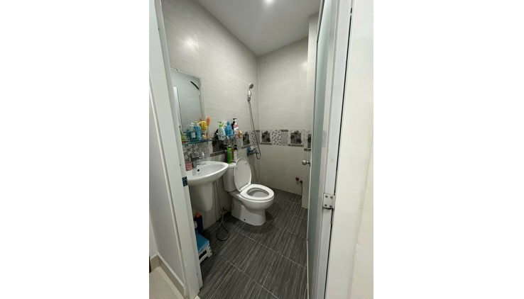 ĐƯỜNG XE HƠI NGAY NHÀ  HOÀNG DIỆU TRUNG TÂM Q4 
DIỆN TÍCH SD LÊN ĐẾN 90 M2 
CÓ 5 TỶ