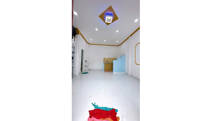 Sát mặt tiền xe hơi 

Khánh Hội Q4  Trung tâm 

HƠN 2 TỶ
