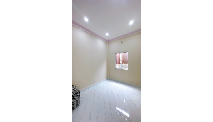Sát mặt tiền 