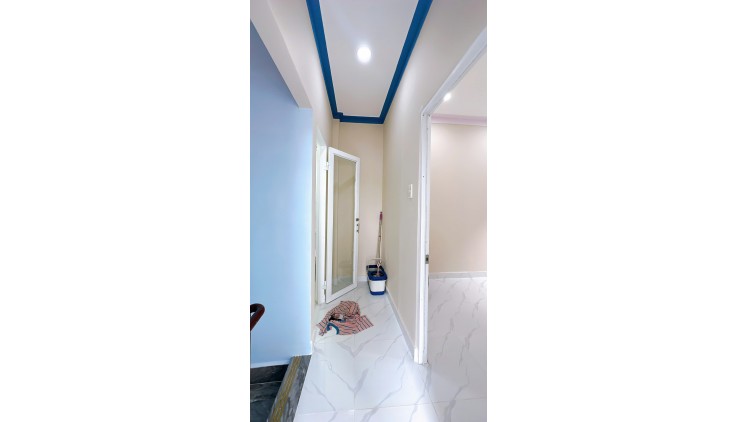 Sát mặt tiền xe hơi 

Khánh Hội Q4  Trung tâm 

HƠN 2 TỶ