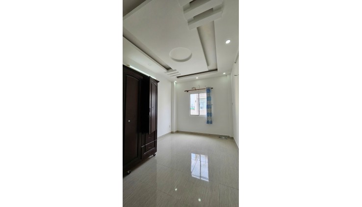 Cạnh Mặt Tiền Bến Vân Đồn thông Nguyễn Khoái Q4 
3 bước tới Q1,Q2,Q3,Q5...
DIỆN TÍCH ĐẤT 39,9M
5 PN 4 WC  DƯỚI 100 TRIÊU M