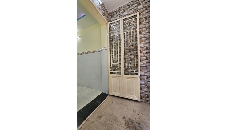 Cạnh Mặt tiền 15 m
TRUNG TÂM Q4 

DIỆN TÍCH ĐẤT 31,5 M2
HƠN 3 TỶ