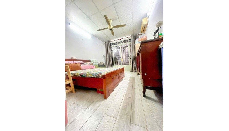 BÁN NHÀ ĐẸP  02 TẤM BTCT

 - Trục Đường Hoàng Diệu , Quận 4 HƠN 3 TỶ 

 Ngang 3.4x dài 11,7m