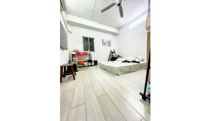 BÁN NHÀ ĐẸP  02 TẤM BTCT

 - Trục Đường Hoàng Diệu , Quận 4 HƠN 3 TỶ 

 Ngang 3.4x dài 11,7m