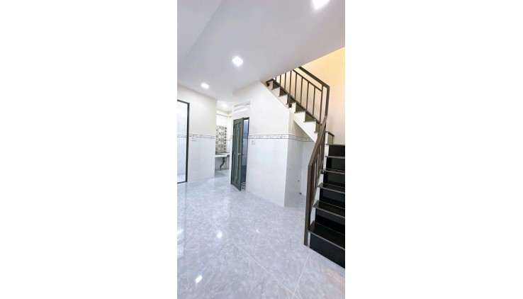 SÁT MẶT TIỀN TRUNG TÂM Q4 
DIỆN TÍCH ĐẤT  21 M2  ĐÚC BÊ TÔNG 
CÓ 2 TỶ