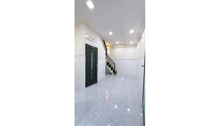SÁT MẶT TIỀN TRUNG TÂM Q4 
DIỆN TÍCH ĐẤT  21 M2  ĐÚC BÊ TÔNG 
CÓ 2 TỶ