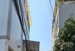 SÁT MẶT TIỀN THÔNG 1 TRỤC 
DIỆN TÍCH 73 M2  NHÀ MỚI BÊ TÔNG  Q4
NGANG 4.5 DÀI 16 M HƠN 50 TRIÊU M