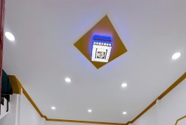 Sát mặt tiền 