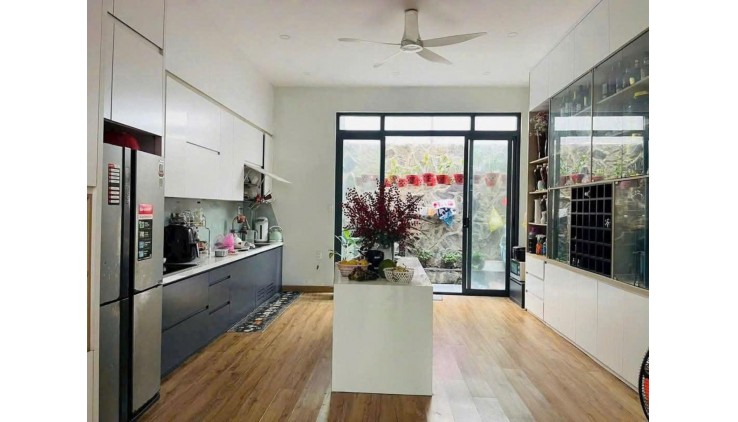 Bán nhà mặt phố Q.9, 112m², 4 tầng, 5PN, 14.5 tỷ, sổ đỏ