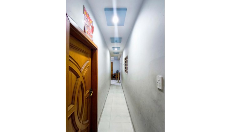 HẺM XE TẢI LONG BÌNH. NHÀ 2 TẦNG CHỦ TỰ XÂY  KIÊN CỐ. 3PN. GIÁ  5 TỶ TL.
