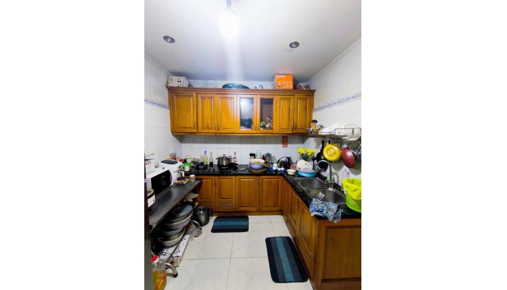 HẺM XE TẢI LONG BÌNH. NHÀ 2 TẦNG CHỦ TỰ XÂY  KIÊN CỐ. 3PN. GIÁ  5 TỶ TL.