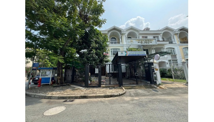 Bán biệt thự Mỹ Phú 3, Phú Mỹ Hưng căn góc đường lớn, Giá rẻ nhất thị trường. Chốt 65 tỷ