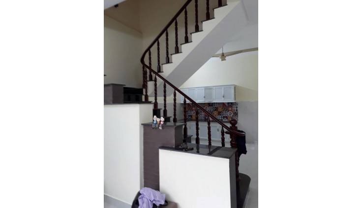 Bán nhà mặt phố Q.9, 77m2, 4PN, 5WC, 4.5 tỷ, sổ đỏ