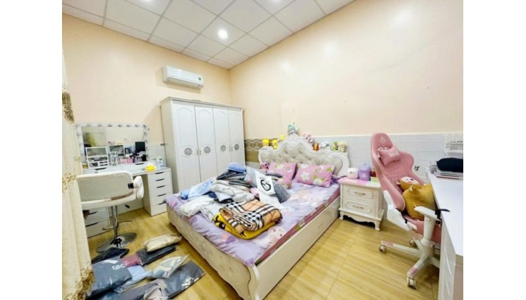Bán nhà 240m², 3PN, 3WC, Q.9, 17.5 tỷ, sổ đỏ