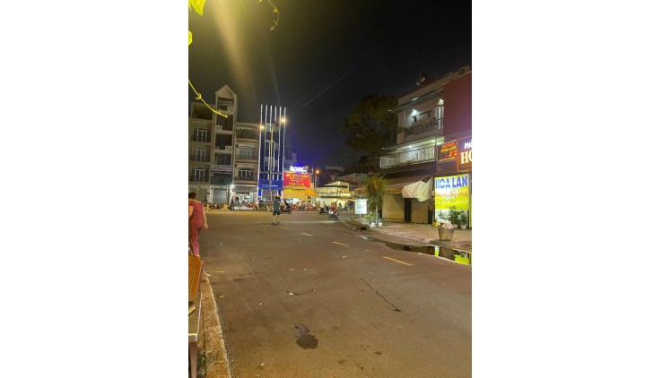 Bán toà nhà 9 tầng ngay Trần Hưng Đạo   Q.1 , giá  250 Ty dt= 15x27= 402m2 ,
