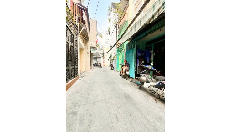 NHÀ HẼM XE HƠI.  NƠ TRANG LONG.  Q.Bình Thạnh. DT 4m x 11m.    2.5 TẤM.