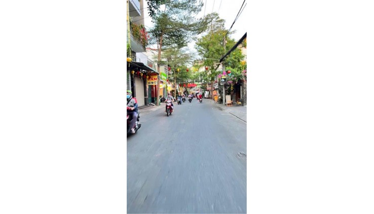 VỊ TRÍ ĐẸP, KẾT CẤU 5 Tầng CÓ HẦM - Giá Hot hơn 4ty xíu.  VỊ TRÍ TRUNG TÂM - CHỦ GẤP BÁN