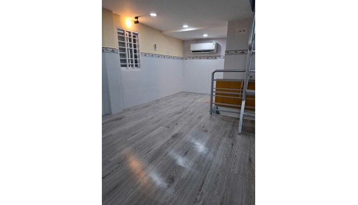 NGAY MẶT TIỀN ĐƯỜNG XE HƠI 

- TRUNG TÂM QUẬN 4
ĐÚC 3 TẦM 2 TỶ SỔ HÔNG RIÊNG